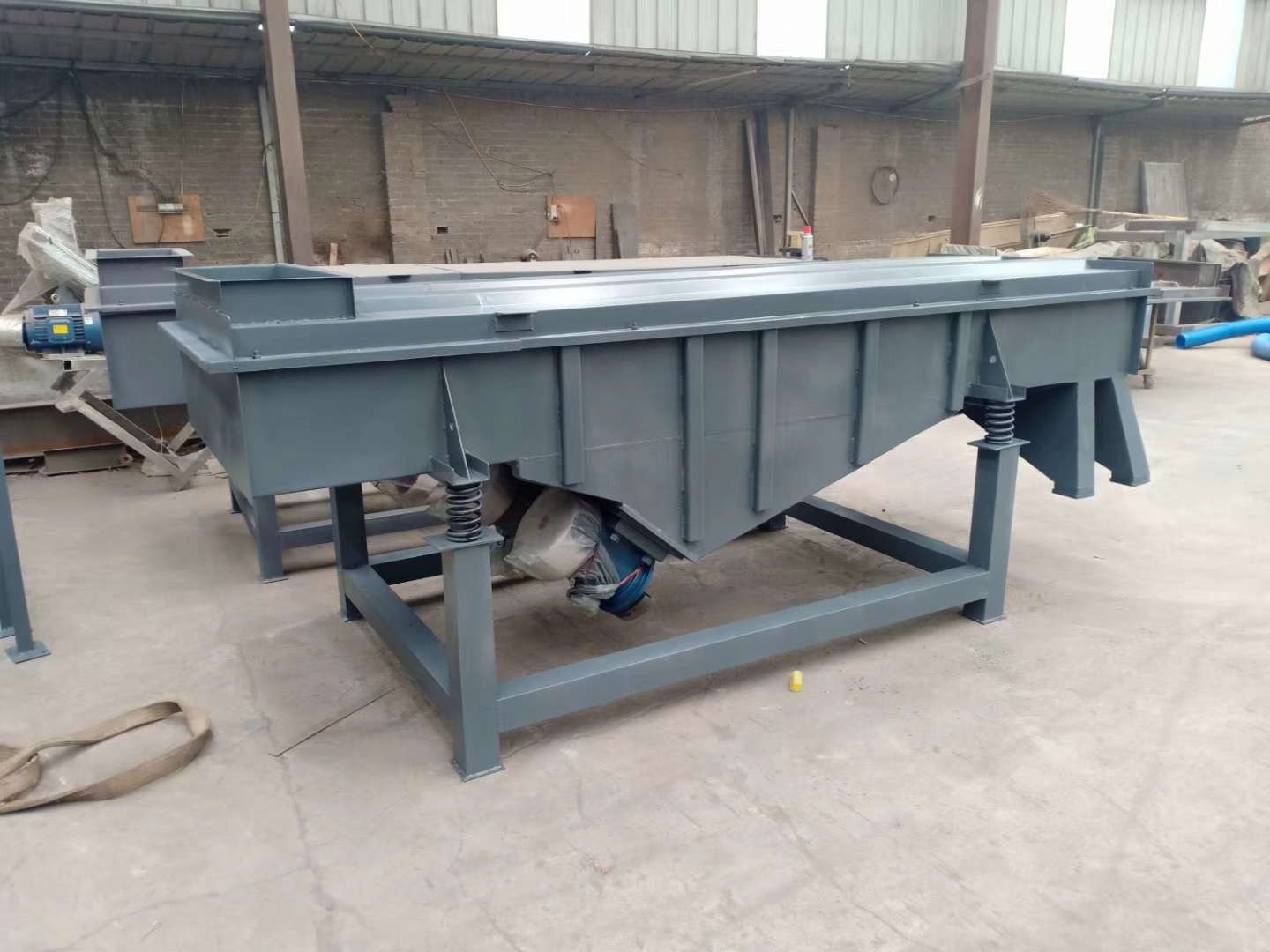 尿素化肥篩分使用直線振動篩好處